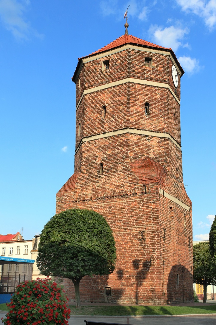 ceglana wieża ratuszowa